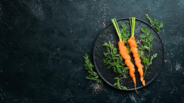 Zanahorias en rodajas sobre una mesa de madera Vista superior Espacio libre para el texto