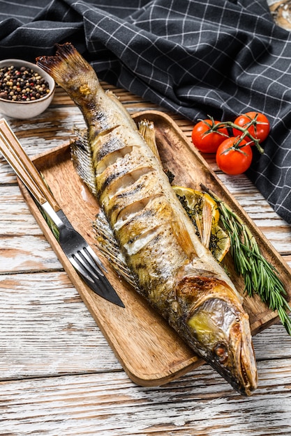 Zander al horno, pez lechuga con hierbas y limón