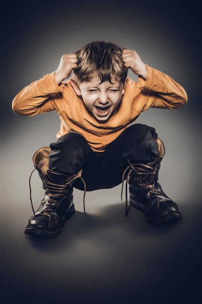 Zangado, 5, ano velho, retrato