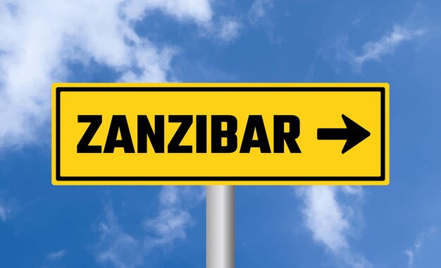Zanzibars Verkehrsschild auf bewölktem Himmelhintergrund