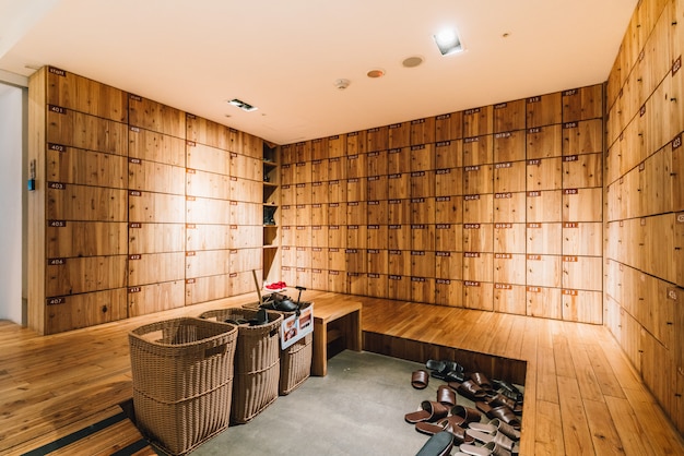 Zapatero de madera dentro de la recepción del albergue. Diseño moderno, discreto y limpio en Taipei, Taiwán.