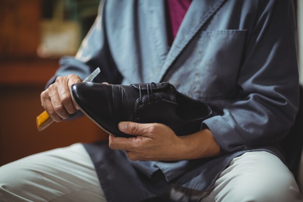 Zapatero reparando un zapato