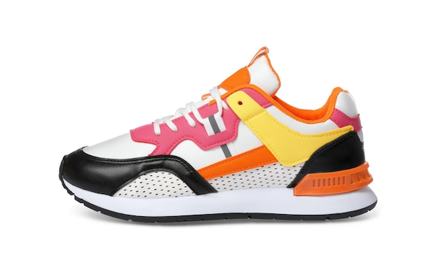 Una zapatilla de deporte elegante y colorida aislada en blanco