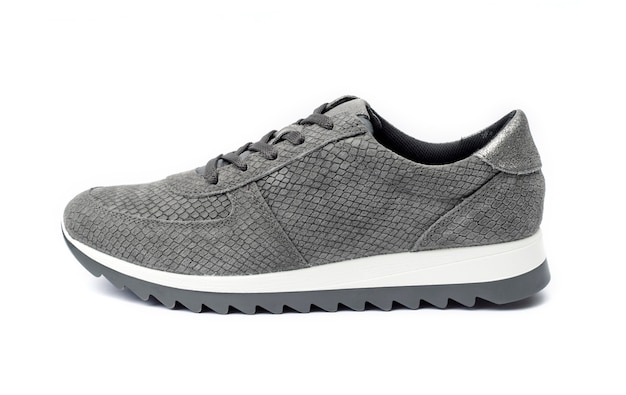 Zapatilla deportiva de gamuza gris mujer aislada