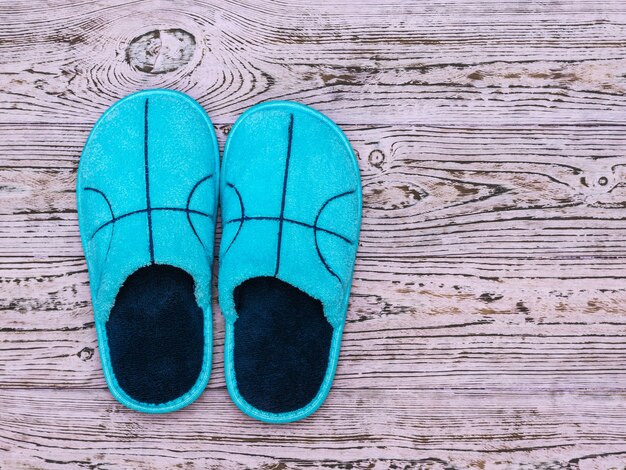 Zapatillas azules sobre un piso de madera rosa