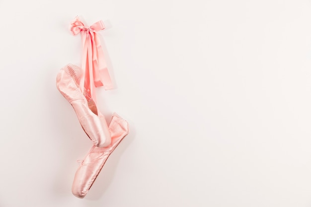 Zapatillas de ballet rosa sobre fondo blanco.