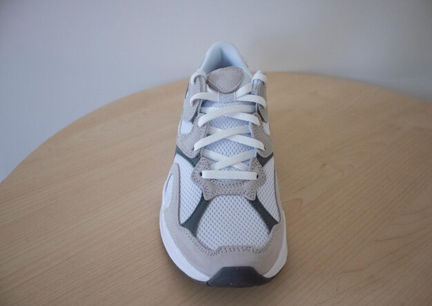 Zapatillas blancas con gamuza en el fondo Zapatillas deportivas zapatillas deportivas Moda femenina