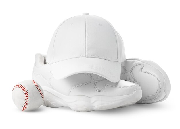 zapatillas blancas con gorra de béisbol y pelota sobre un fondo blanco