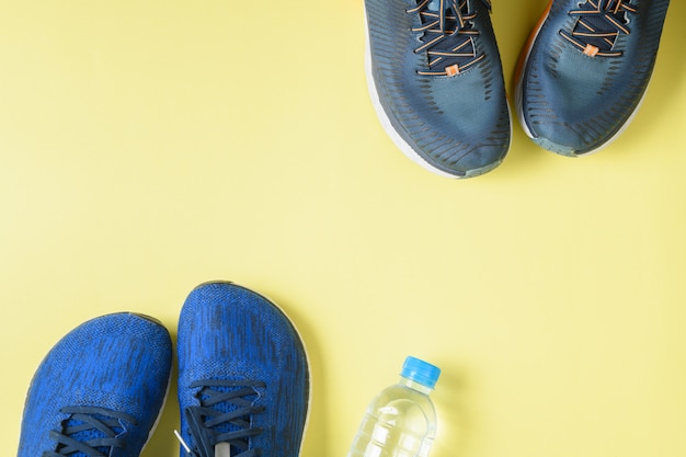 Zapatillas y botella de agua en amarillo