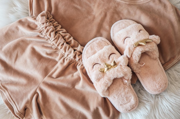 Zapatillas de casa y pijamas acogedores en una tela escocesa blanca esponjosa