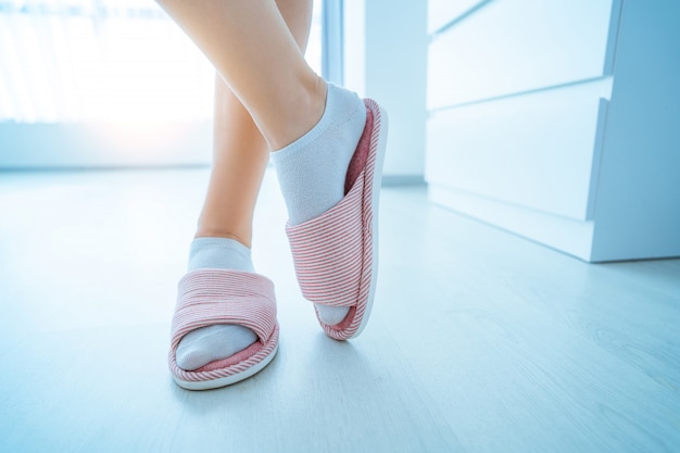 Zapatillas de casa suaves y cómodas para el hogar femenino