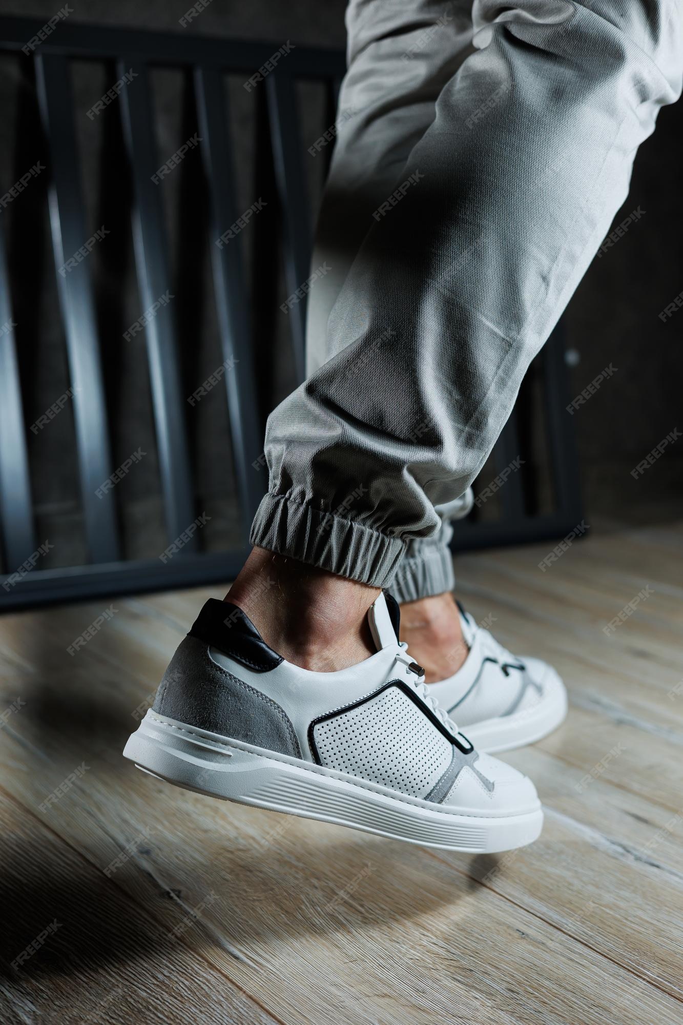 Zapatillas casual blancas para hombres piernas masculinas en zapatos de verano de cuero blanco cómodas zapatillas blancas para hombres con cordones | Premium
