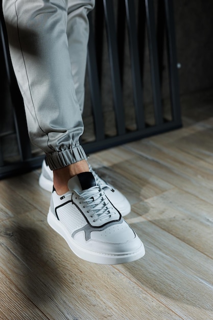 Zapatillas casual blancas para hombres Piernas masculinas en zapatos de verano de cuero blanco Cómodas zapatillas blancas para hombres con cordones
