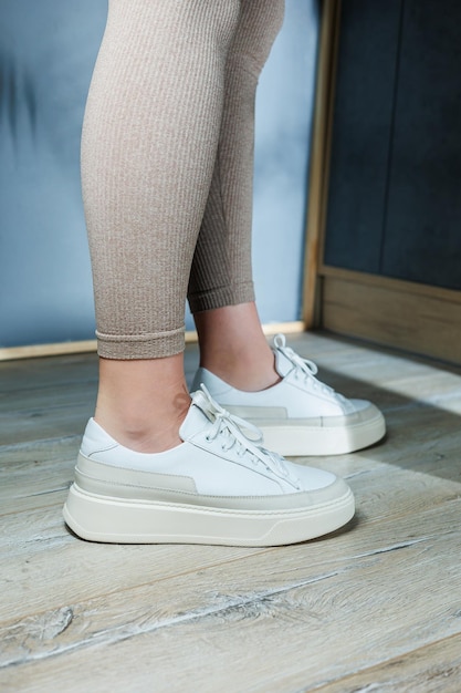 zapatillas clásicas de cuero blanco para mujeres en los pies zapatillas elegantes para mujeres para el verano Colección de zapatillas para mujeres de verano