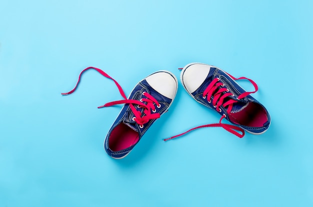 Foto zapatillas clásicas sobre azul claro, por encima de la vista. imagen con espacio para texto u otro diseño.