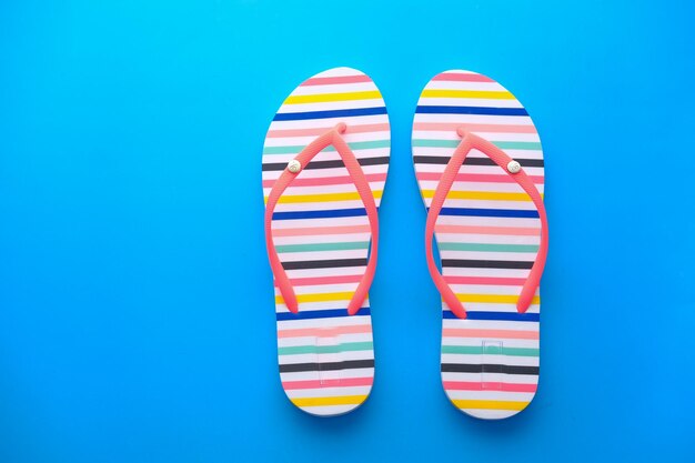 Las zapatillas coloridas aisladas en el fondo blanco vista superior