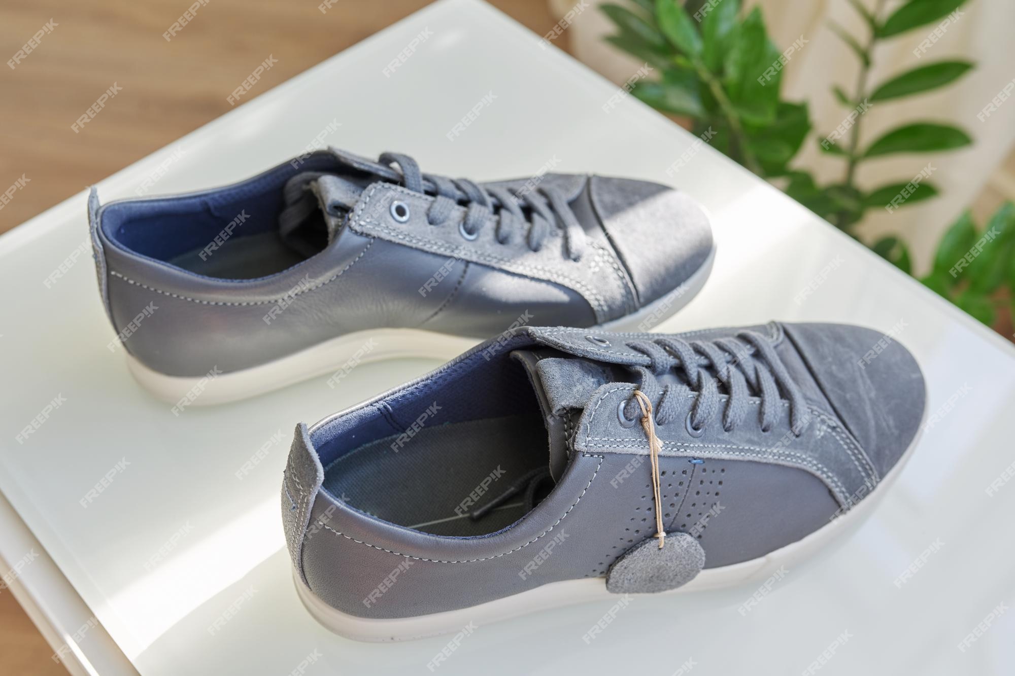 Zapatillas de cuero gris de moda para hombre, diseño casual. par de zapatos en casa, compras en línea, rebajas de temporada, tendencias de calzado masculino. | Foto Premium