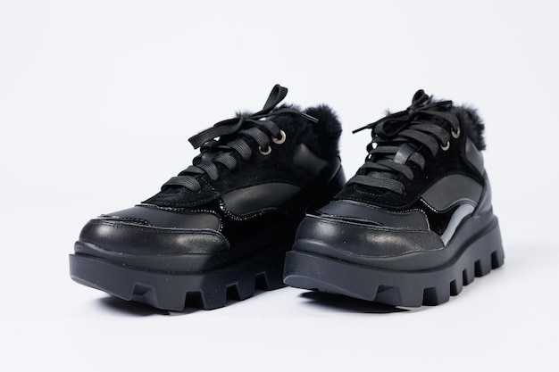 Zapatillas de cuero negro de moda para mujer con piel sobre un fondo blanco Nueva colección de zapatillas de invierno para mujer 2022