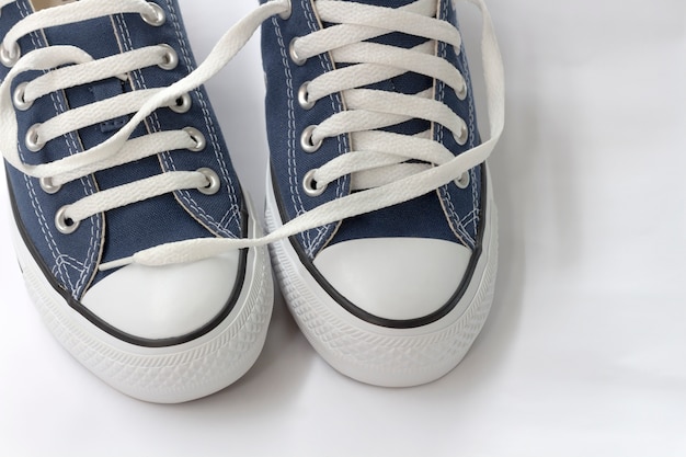 Las zapatillas de deporte azules están en un fondo blanco.