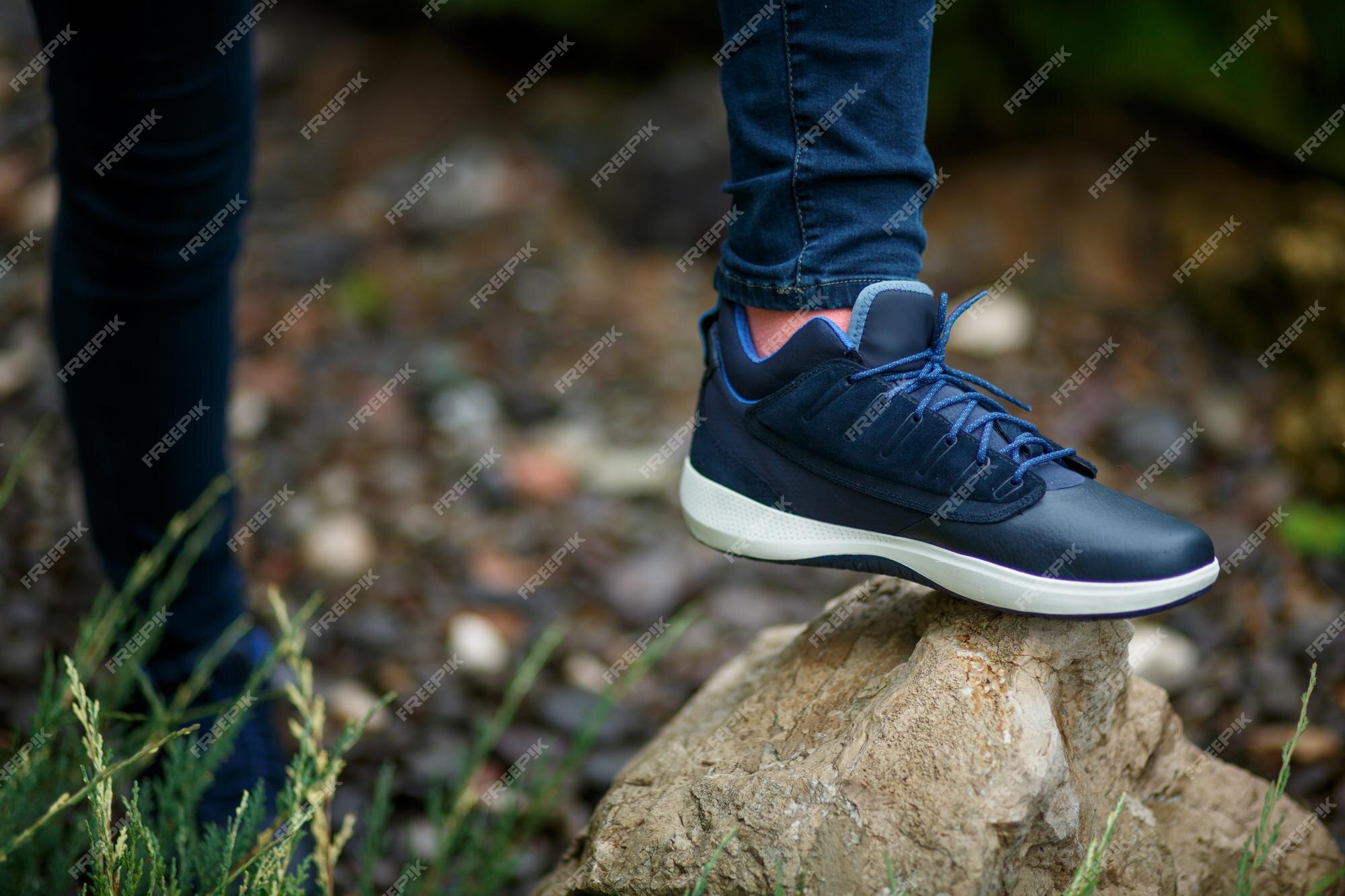 Zapatillas de deporte de cuero azul con suela blanca y cordones azules calzados en el de una niña | Foto Premium