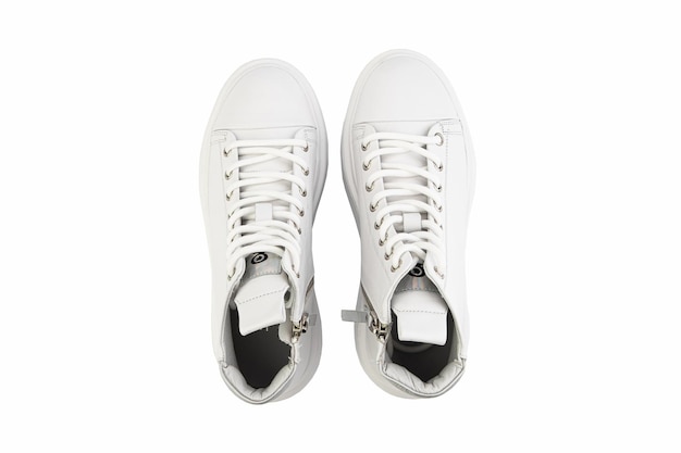 Zapatillas de deporte de cuero blanco Estilo casual de mujer Cordón blanco y suela de goma blanca Primer plano aislado sobre fondo blanco Vista superior Zapatos de moda