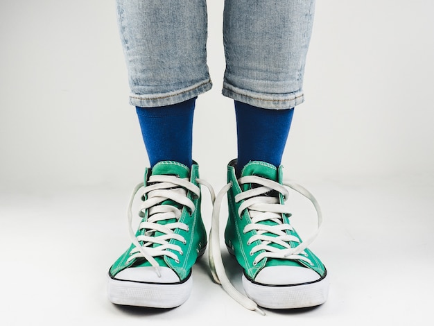 Zapatillas de deporte con estilo y calcetines divertidos, felices.