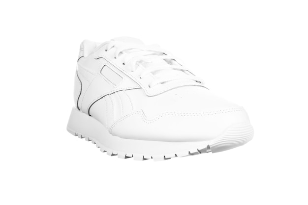 Zapatillas de deporte femeninas de cuero blanco aisladas sobre fondo blanco Zapatos casuales deportivos con estilo de moda