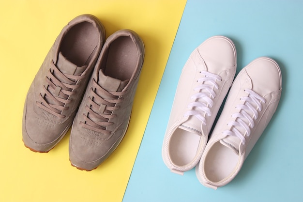 Zapatillas de deporte para hombre sobre un fondo de color minimalismo de calzado para hombre