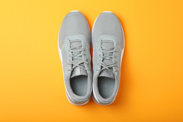 Zapatillas de deporte para hombre sobre un fondo de color minimalismo de calzado para hombre