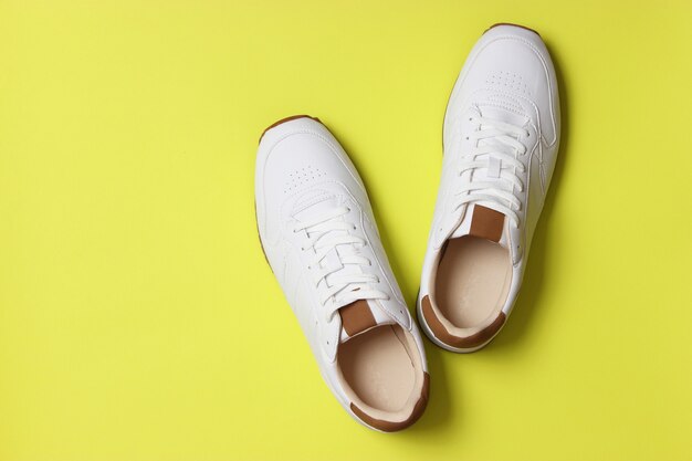 Zapatillas de deporte para hombre sobre un fondo de color, vista superior, calzado para hombre, minimalismo