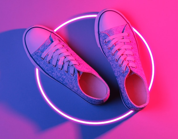 Zapatillas de deporte de moda. Onda de sintetizador de los años 80 y retrowave círculo resplandeciente estética futurista