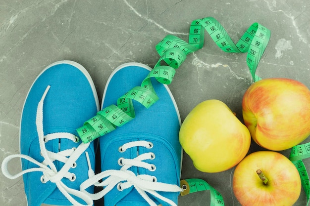 Foto zapatillas deportivas azules y concepto de adelgazamiento del medidor