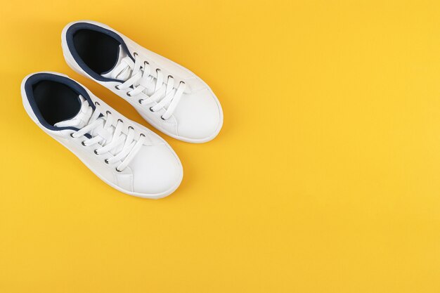 Zapatillas deportivas blancas, zapatillas con cordones en amarillo