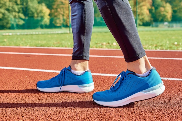 Zapatillas deportivas para correr en la pista del estadio