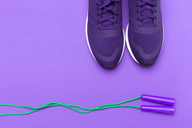 Zapatillas deportivas púrpuras sobre fondo morado