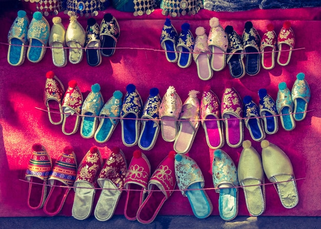 Foto zapatillas de estilo otomano tradicional en bazar