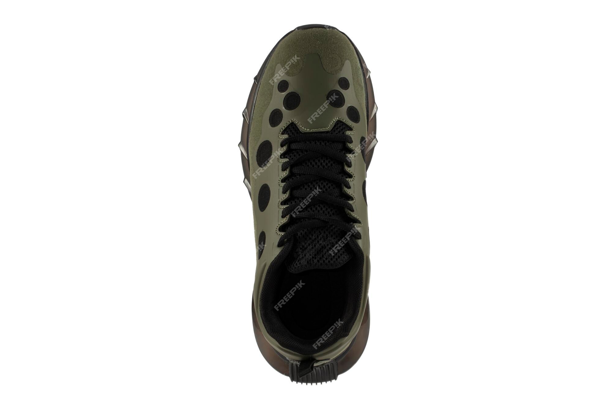 Zapatillas de hombre de color verde oscuro con inserciones aisladas en blanco | Foto Premium