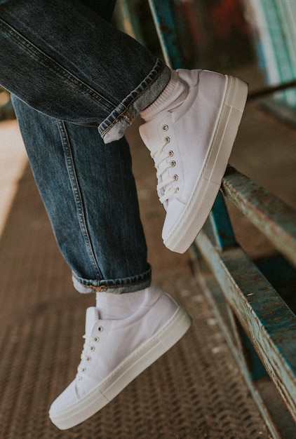 Zapatillas de lona blanca sobre modelo jeans