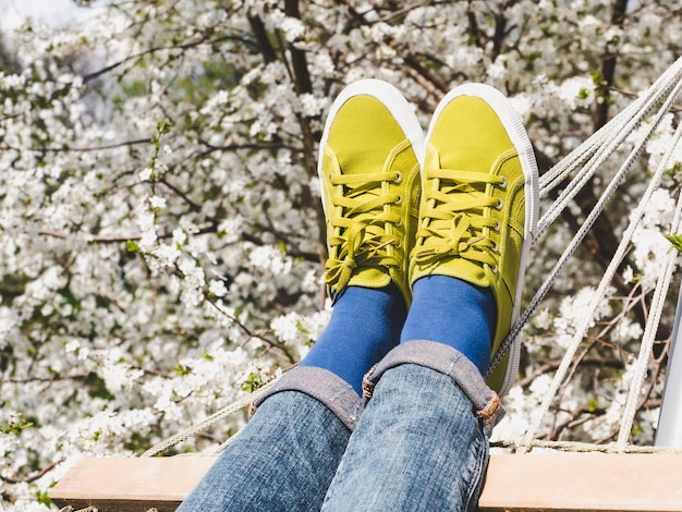 Zapatillas de moda y calcetines coloridos Closeup al aire libre