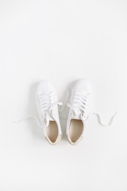 Zapatillas mujer blancas aisladas en blanco