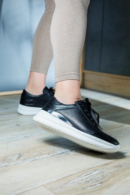 Zapatillas negras para mujer Colección de zapatos de cuero para mujer Piernas femeninas en zapatillas casuales negras de cuero Zapatillas elegantes para mujer