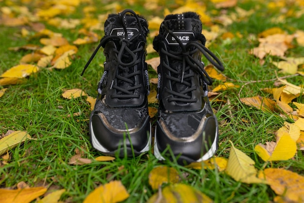 Unas zapatillas negras con la palabra "fenix" en el lateral.