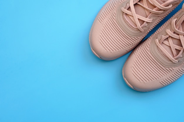Zapatillas rosa sobre fondo azul