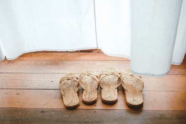 Foto zapatillas en el suelo de madera en casa