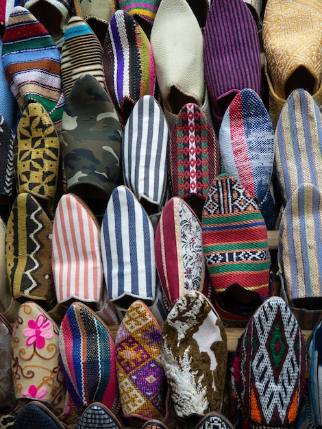 Zapatillas típicas marroquíes hechas a mano en una tienda de Marrakech