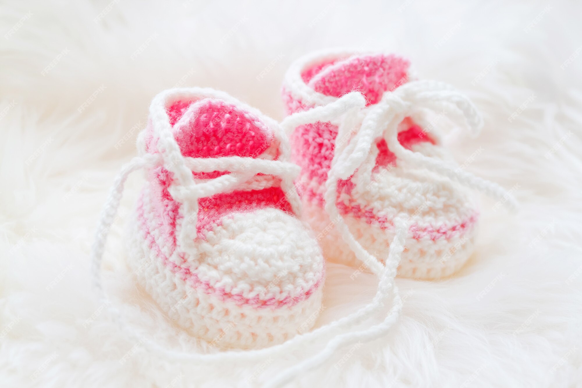 divorcio suma pistola Zapatitos de bebé. las primeras zapatillas tejidas a mano para niña recién  nacida. botines de crochet rosa hechos a mano. | Foto Premium