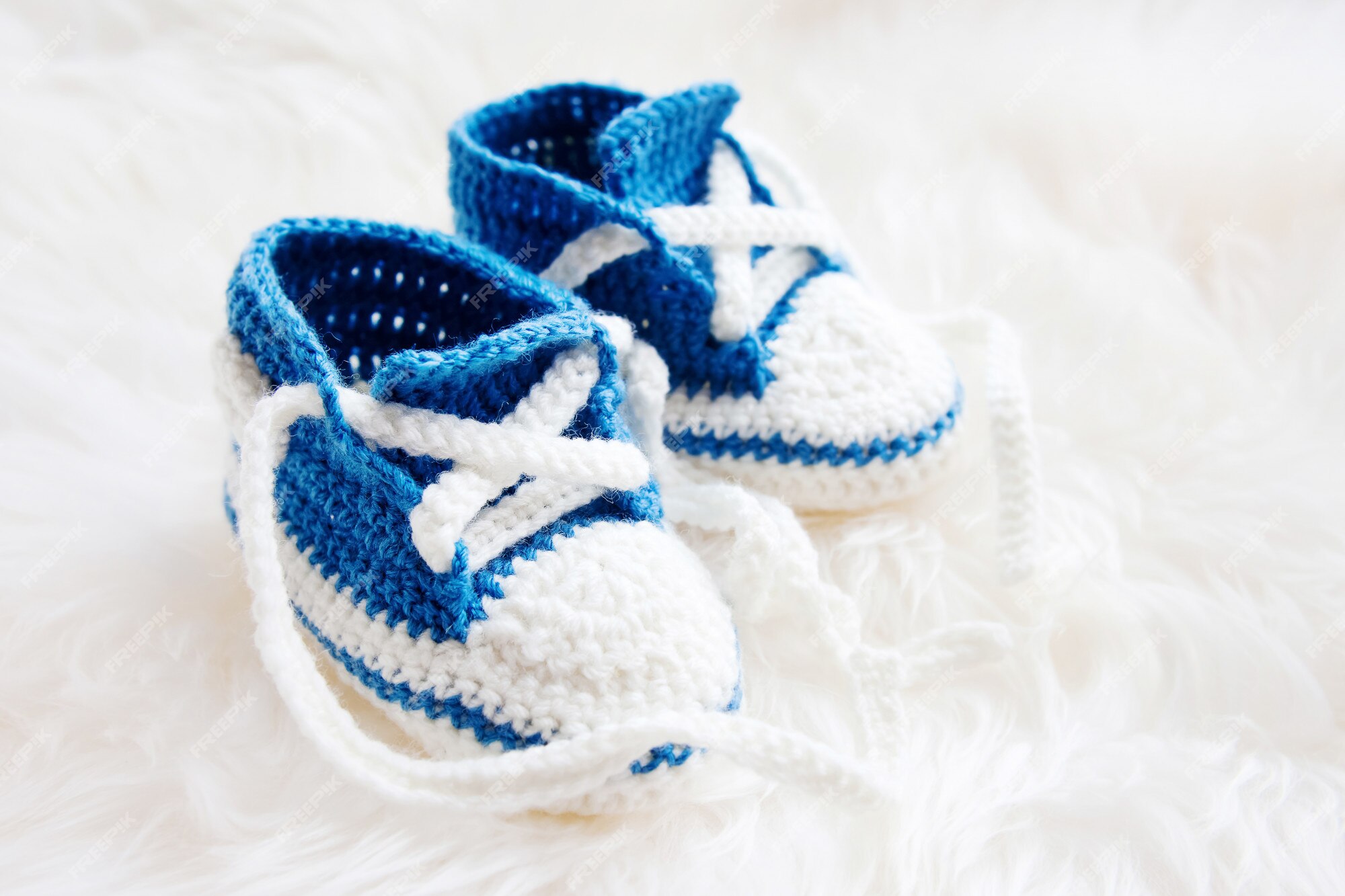 Señuelo Facilitar Honestidad Zapatitos de bebé. zapatillas primeras tejidas a mano para niño o niña  recién nacida. patucos de ganchillo hechos a mano. | Foto Premium
