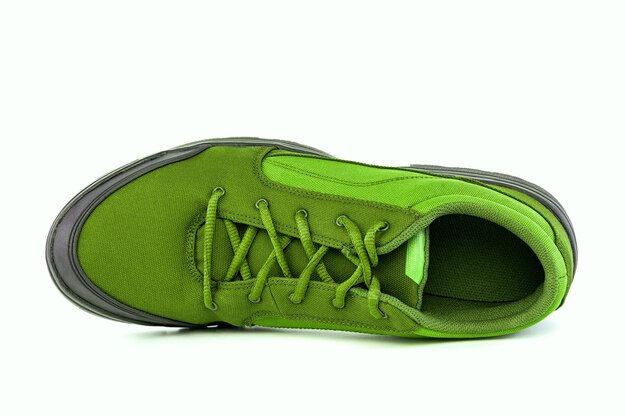 Zapato de caza o senderismo verde barato derecho aislado sobre fondo blanco