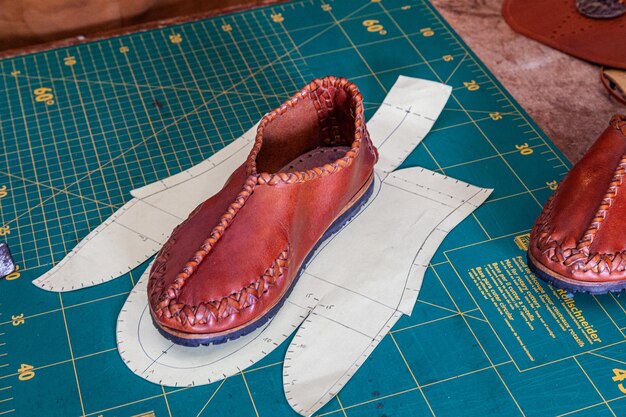 zapato de cuero hecho a mano en patrón