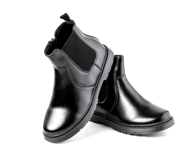 Zapato de cuero masculino negro aislado sobre fondo blanco.